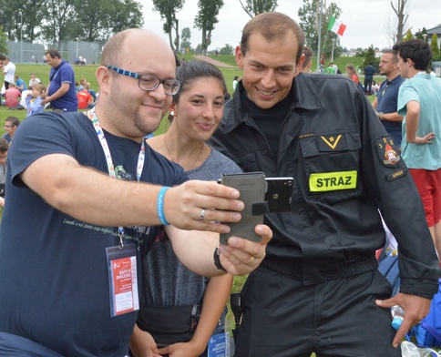 Mistrz olimpijski Zbigniew Bródka pozuje do selfie