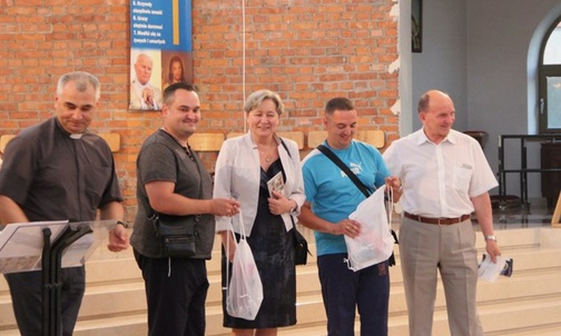 Pierwsze spotkanie po przyjeździe w kościele MB Częstochowskiej. Z lewej ks. Wiesław Lenartowicz