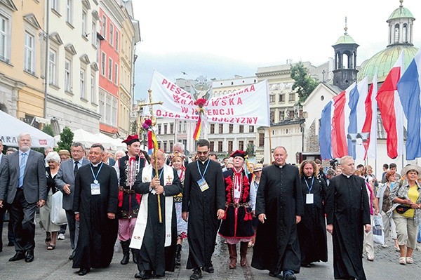 To, co dzieje się w sercach uczestników pielgrzymki, pozostaje tajemnicą między nimi a Bogiem i Maryją.