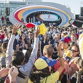 Pobyt młodych był dla stolicy ożywczym tchnieniem. Na placu Piłsudskiego czuć było,  że spełnia się po raz drugi prośba św. Jana Pawła II o zstąpienie Ducha Świętego i odmianę oblicza ziemi.