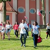 Z biskupim błogosławieństwem  i nowymi przyjaźniami pielgrzymi ruszyli ze Skrzatusza do Krakowa.