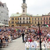 ▲	Pożegnanie pielgrzymów na cieszyńskim rynku.