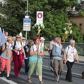 ◄	Pielgrzymi z Zaolzia w drodze musieli przekroczyć granicę państwa.