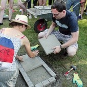 Młodzież układała płytki przed stacjami Drogi Krzyżowej.