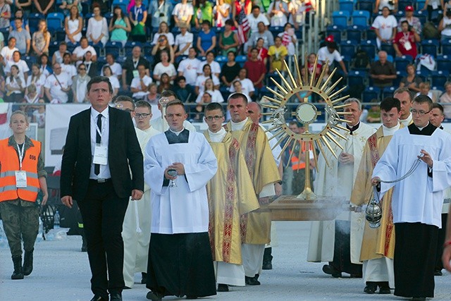 Adoracja Najświętszego Sakramentu  dla wielu była punktem kulminacyjnym wydarzenia na Arenie Lublin.