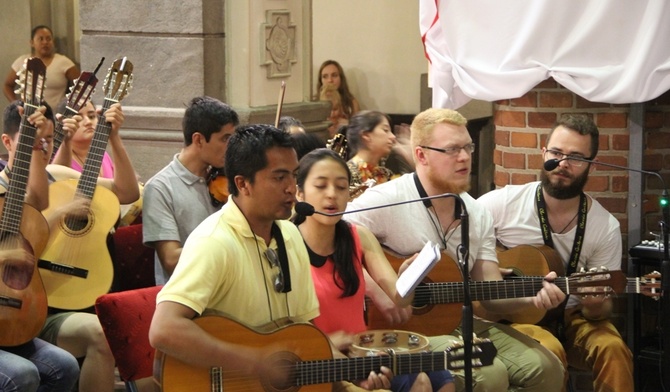  W czasie Eucharystii oprawę muzyczną zapewnili goście z Ekwadoru i z parafialnych wspólnot neukatechumenalnych