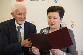 Prezydent Hanna Gronkiewicz-Waltz odczytała apel do mieszkańców Warszawy, żeby 1 sierpnia, w godzinie "W" uczcili pamięć po bohaterach minutą ciszy