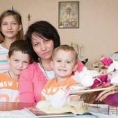 Lilia Jańczyk jest żoną Piotra i mamą Justyny, Adama, Bartłomieja, Wiktorii, Jana oraz Jakuba