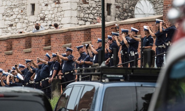 Policjanci też chcą mieć pamiątkę