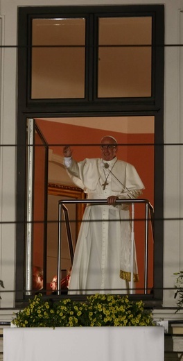 Pod papieskim oknem. Okiem innego fotoreportera
