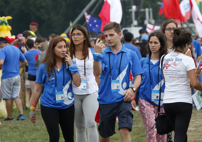 Młodzi na błoniach czekają