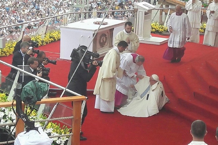 Kapłani warmińscy na Mszy św. z papieżem Franciszkiem.