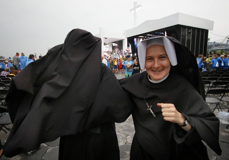 Młodzi zmierzają na Błonia na spotkanie z papieżem