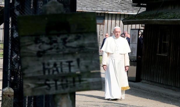 Papież Franciszek w celi śmierci ojca Maksymiliana Kolbego