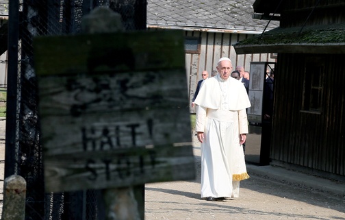 Papież Franciszek w celi śmierci ojca Maksymiliana Kolbego