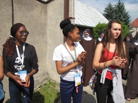 Młodzież z RPA z siostrami klaryskami kapucynkami