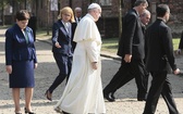 Papież w Auschwitz. Poruszające zdjęcia