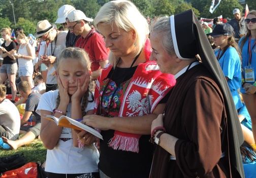 W modlitwie pomagały pielgrzymie modlitewniki