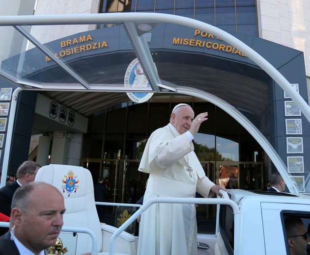 Papież błogosławi w Łagiewnikach. "A ciebie szczególnie"