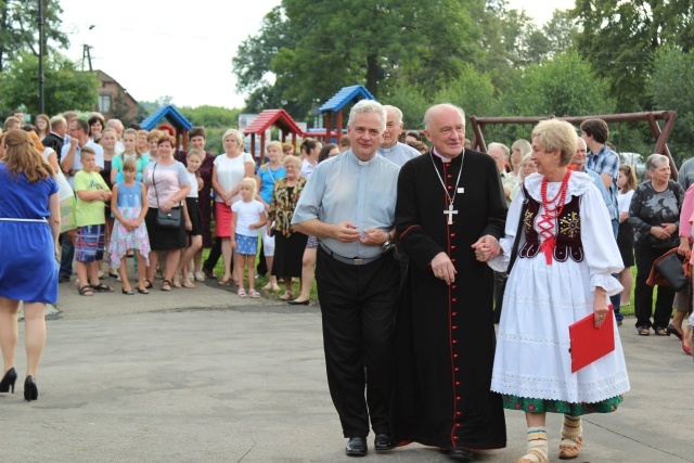 Kard. Kazimierz Nycz z włoskimi pielgrzymami ŚDM w Starej Wsi