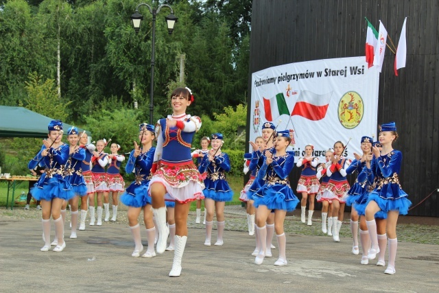 Kard. Kazimierz Nycz z włoskimi pielgrzymami ŚDM w Starej Wsi