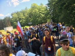 Radomscy uczestnicy ŚDM w drodze z bazy w Pobiedniku Wielkim na Campus Misericordiae w Brzegach