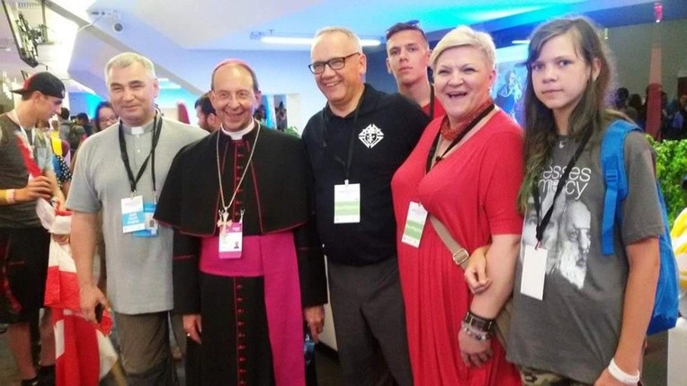 Abp. William E. Lori, najwyższy kapelan i Rycerze Kolumba: ks. Wiesław Lenartowicz i Andrzej Anasiak, delegat stanowy, z rodziną