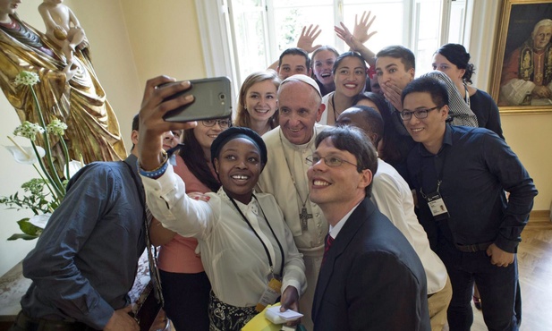 Obiad Papieża z młodzieżą: żarty i dowcip sytuacyjny
