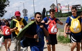 Pelgrzymi ŚDM idą na Brzegi