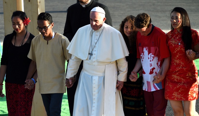 Papież już w Brzegach. Przeszedł z młodymi przez Bramę Miłosierdzia