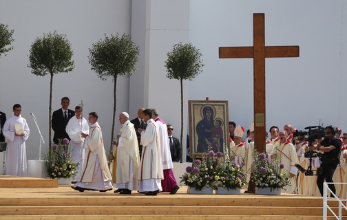 Trwa Msza z udziałem papieża w Brzegach