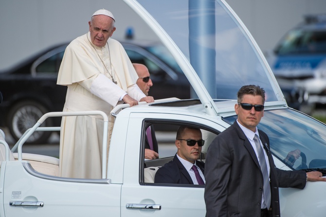 Papież jedzie na Mszę posłania