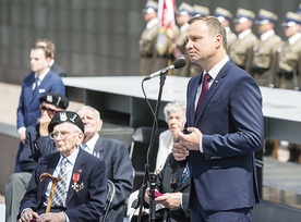 – Jesteście nieocenieni  nie tylko jako bohaterowie, ale także jako wychowawcy i wzór, w który wpatrzone są oczy młodego pokolenia – mówił prezydent. 