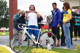 Cena wywoławcza białego papieskiego roweru sięgnie prawdopodobnie 100 tys. zł.