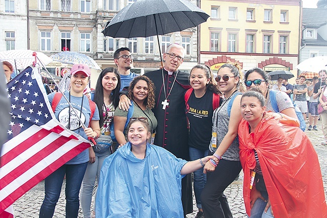 Niektórzy załapali się na indywidualne błogosławieństwo i zdjęcie z abp. Wiktorem Skworcem.