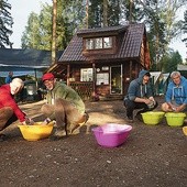 Brak prądu i bieżącej wody na obozie pomaga w hartowaniu ducha i uczeniu się pracowitości.