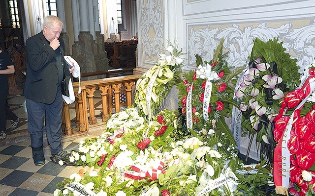 Ksiądz Thomas modli się przy grobie abp. Zygmunta Zimowskiego w radomskiej katedrze.