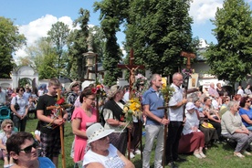 Pielgrzymi na placu przed świątynią w Miedniewicach