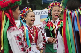 Zespół z Ukrainy zwracał uwagę nie tylko wielokolorowymi strojami, ale także pięknym ludowym śpiewem.