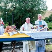 Tak jak wówczas, gdy Mszę św. sprawował tu bp Wojtyła, za ołtarz posłużył kajak.