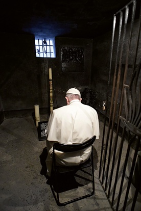 Franciszek w ciszy długo modlił się w celi śmierci św. Maksymiliana Kolbego.