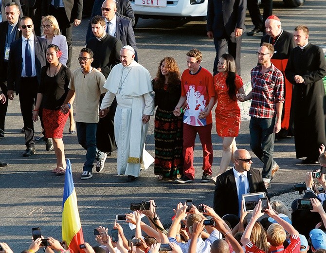 Joseph Gulliford w czasie czuwania na Campus Misericordiae przeszedł z papieżem przez Bramę Miłosierdzia. Na zdjęciu drugi po lewej stronie Franciszka.