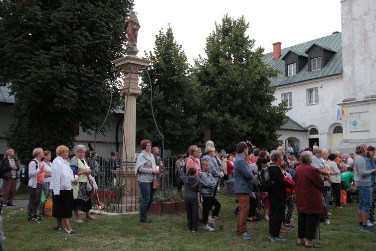 Msza św. za ojczyznę i Apel Poległych w Miedniewicach