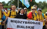 Pielgrzymi z Międzybrodzia Bialskiego w drodze na Campus Misericordiae