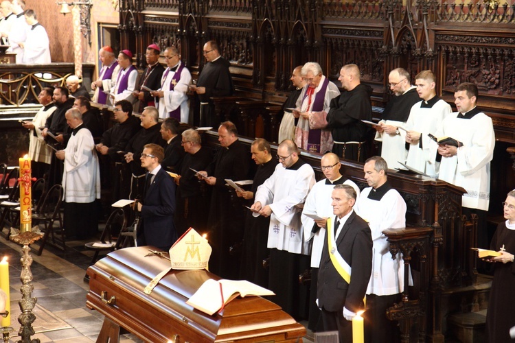 Uroczystości pogrzebowe kard. Macharskiego - kościół franciszkanów