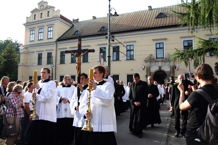 Uroczystości pogrzebowe kard. Macharskiego - kościół franciszkanów