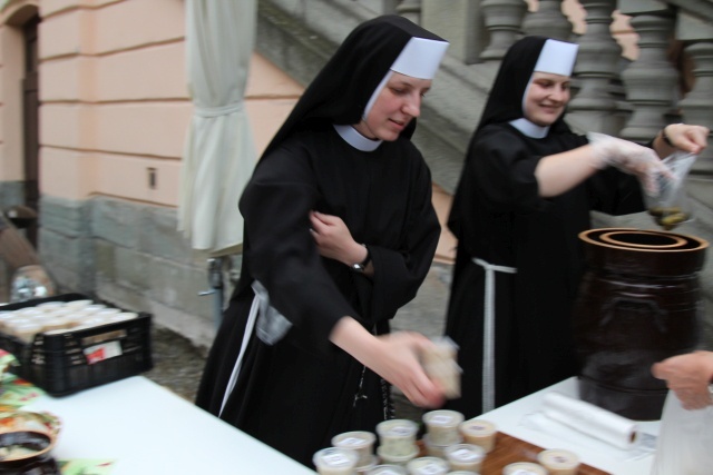 Pielgrzymi ŚDM z Afryki z bp. Kusym w Cieszynie