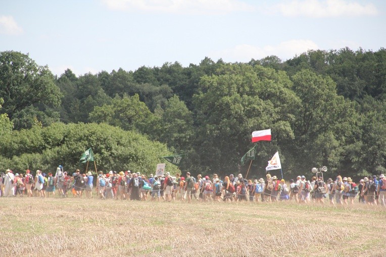 Dotykali sukni, bo wierzą...