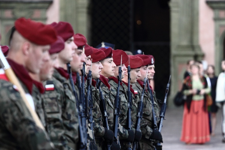 Kondukt żałobny kard. Macharskiego