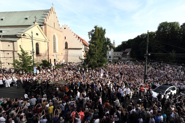 Kondukt żałobny kard. Macharskiego